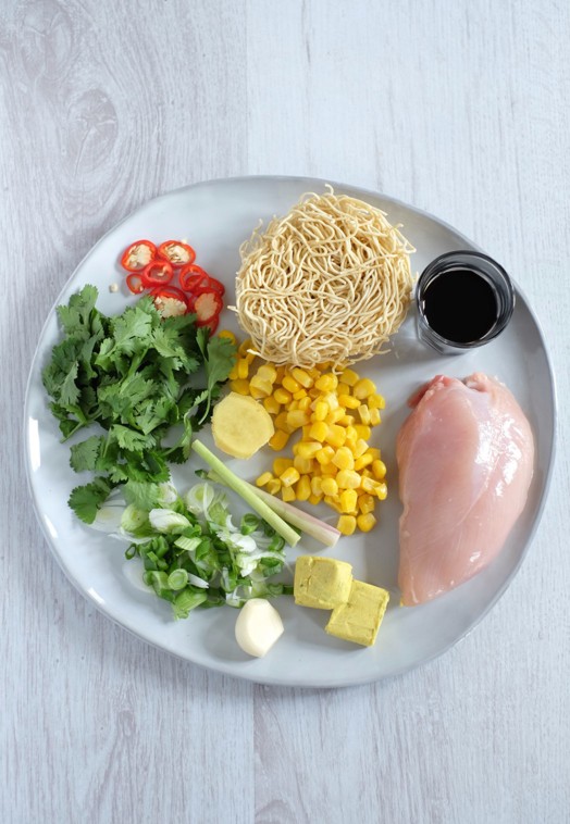 Zuppa di noodles thai con pollo